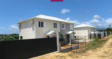 maison mitoyenne f4 duplex neuve avec jardin clôturé et portail